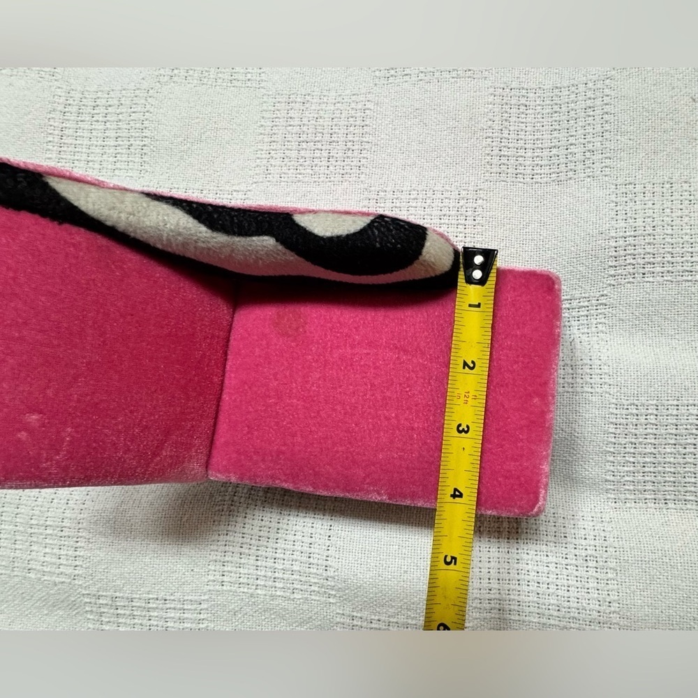 This is a vintage hot pink velvet chaise lounge jewelry - Picture 13 of 13